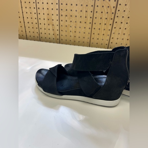 Viv Tumbled Nubuck Wedge Sandal - Picture 4 of 11